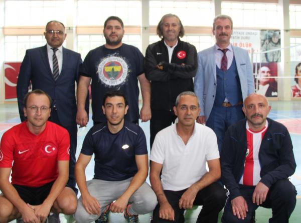 ÖĞRETMENLERİMİZ VOLEYBOL TURNUVASINDA